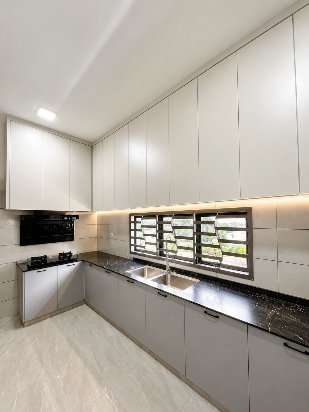 L-shaped kitchen with black marble countertop