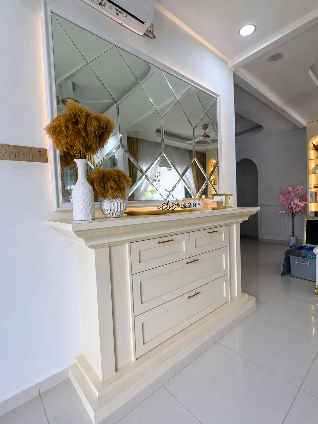 TV feature wall with LED niche, Pramu Jaya