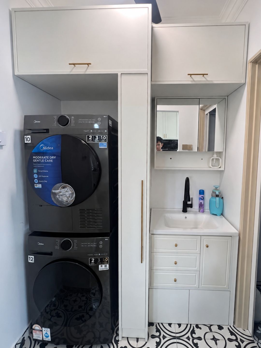 Wet kitchen with washer-dryer tower, Pramu Jaya